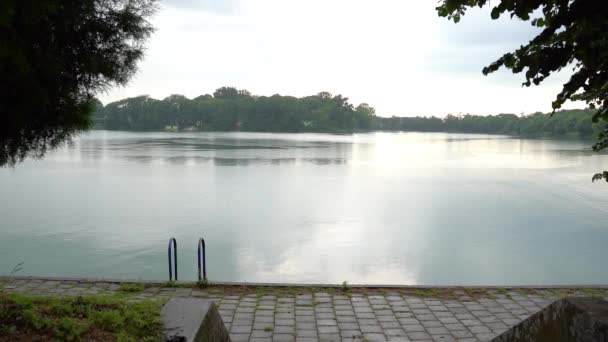 Μια Μεταλλική Χειρολαβή Στις Σκάλες Που Οδηγούν Στη Λίμνη Τις — Αρχείο Βίντεο