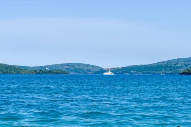 Temiz su, tekne ve dağların güzel manzarası. Seyahat yerleri