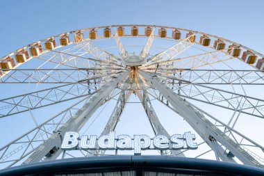 Budapeşte 'de dönme dolap, güzel bir tabelayla.