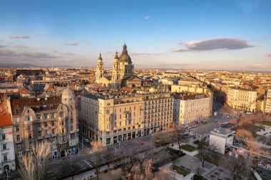 Budapeşte şehir merkezi, Saint Stephens kilisesi ile bir çerçevenin ortasında.