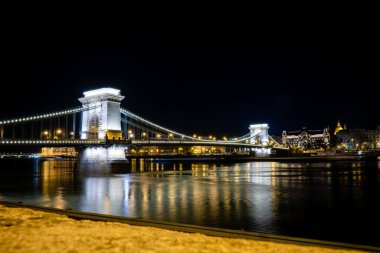 Budapeşte 'de bir danube' de gece sahnesi, Zincir Köprü 'de ışıklar