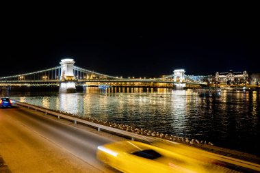 Budapeşte 'de bir danube' de gece sahnesi, Zincir Köprü 'de ışıklar