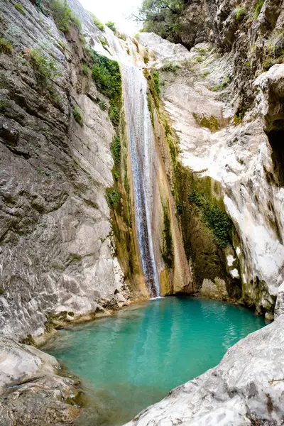 Şelale ve turkuaz suyun güzel manzara fotoğrafı.