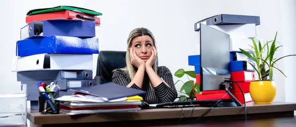 Genç sarışın iş kadını stresli bir gün geçiriyor.