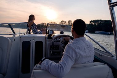 Çift tatilde, gün batımında, denizde ve gemide