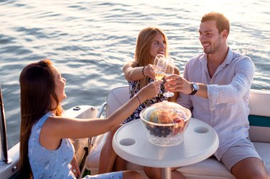 Yattaki arkadaşlar, gülümsüyor ve konuşuyor.