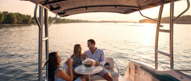 Yattaki arkadaşlar, gülümsüyor ve konuşuyor.