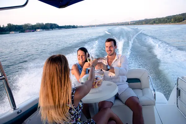 Yattaki arkadaşlar, gülümsüyor ve konuşuyor.