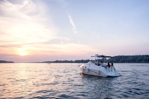 Yaz günbatımında tekne, parti için hazır.