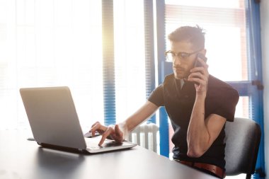 Teknolojiyi ofisteki avantajına kullanıyor.