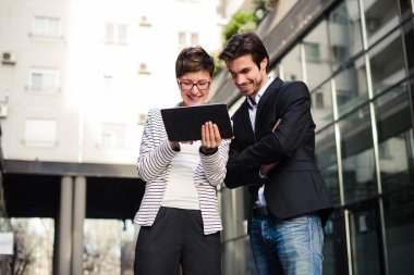 Kadın ve erkek süitte tablet izliyorlar.