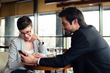 İş toplantısında telefonla bilgilendirmeler gösteriliyor