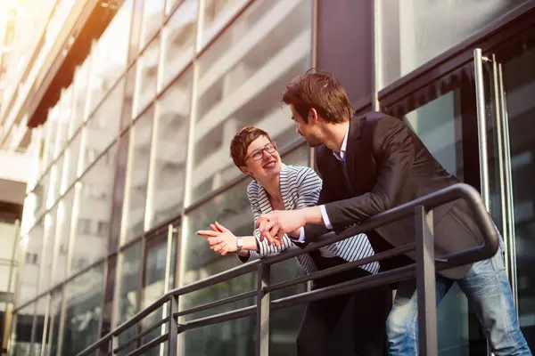 Erkek ve kadın, dışarıda iş konuşuyorlar.