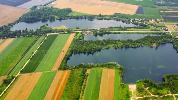 Drone Capture Lac Dans Campagne Près Ville Entourée Champs — Video