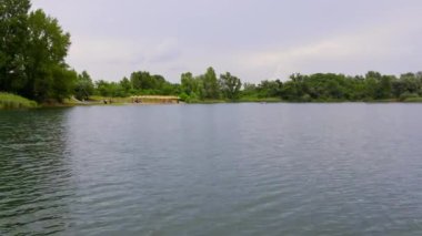 Plajda, güneş gözlüğü altında ve göldeki bir teknede tanınmayan insanlar.