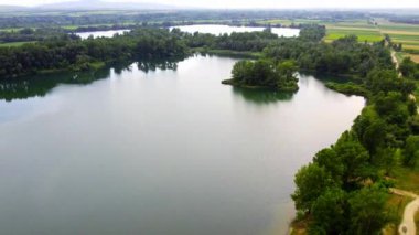 Drone uçarak Sırbistan 'ın Bela Crkva kentindeki bir gölü ele geçirdi