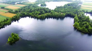 İnsansız hava aracı, Sırbistan 'ın Bela Crkva kentindeki bir gölün dalgalı yüzeyini yaz mevsiminde alçalıyor ve yakalıyor