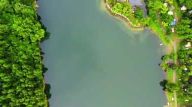 Drone Sırbistan 'ın Bela Crkva kentinde bir gölün üzerinde uçuyor.