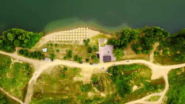 Vista Aérea Una Orilla Del Lago Con Una Playa Camino — Vídeos de Stock