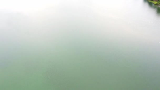 Zangão Captura Céu Nublado Que Reflete Superfície Calma Lago Campo — Vídeo de Stock