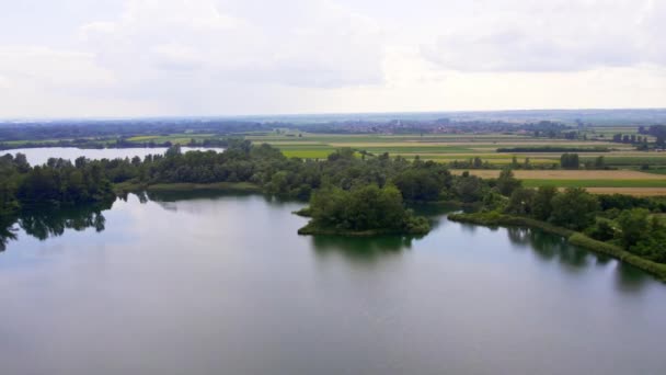 Krásný Let Dronem Nad Jezerem Směrem Přírodě Poli Kopcem — Stock video