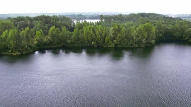 Dron Letí Nad Hladinou Vlnící Vody Jezera Směrem Zeleným Stromům — Stock video