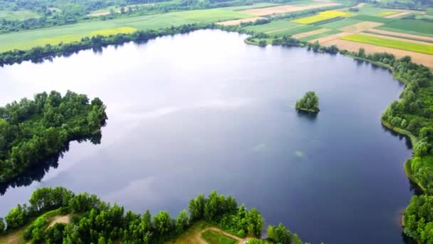 Medida Que Sobe Drone Captura Belo Lago Calmo Cercado Por — Vídeo de Stock