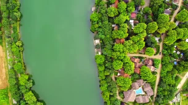 Drone Vole Dessus Eau Turquoise Lac Entouré Arbres Verts Maisons — Video