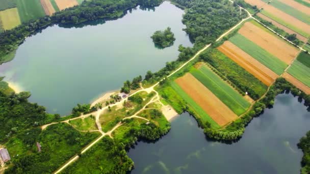 Let Dronem Nad Dvěma Krásnými Jezery Obklopenými Stromy Venkově — Stock video