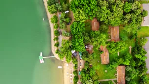 Drone Voa Acima Margem Lago Capturando Pequeno Cais Árvores Verdes — Vídeo de Stock