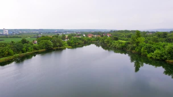 Drone Acima Lago Bela Crkva Sérvia Cercado Por Árvores Verdes — Vídeo de Stock