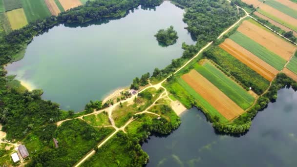 Krásný Letecký Pohled Dvě Jezera Uprostřed Zemědělské Louky Létě — Stock video