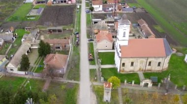 Köyde bir kilise. Etrafı düz kırsal bölgelerle çevrili. Gökyüzünden izleniyor.