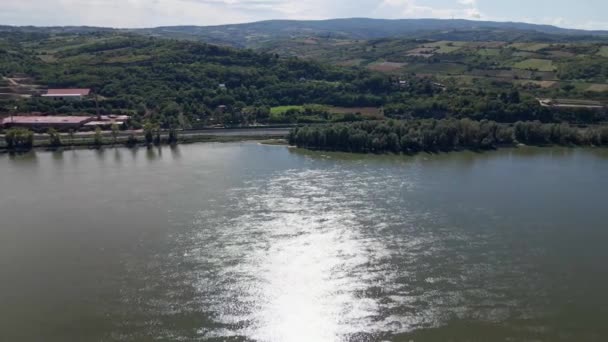 Dron Lata Nad Jeziorem Pagórkowatej Wsi Przechwytuje Biały Statek Pływający — Wideo stockowe
