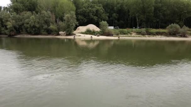 Dron Letí Přes Řeku Směrem Rybářům Pobřeží — Stock video