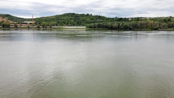 Drone Flyger Över Floden Donau Mot Staden Kovilj Kullar Serbien — Stockvideo
