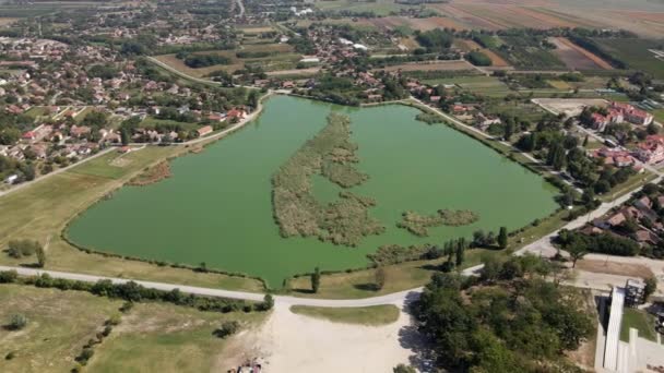 セルビア セルビアの都市のクルヴァヴォヴェツェロ湖の航空映像 — ストック動画
