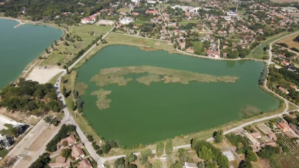 ドローンはセルビアのサボティカの大きな湖の隣に小さな湖を捕獲します — ストック動画