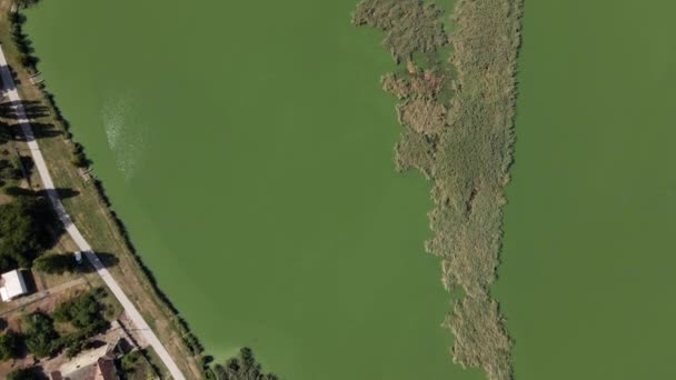 Drone Πετά Πάνω Από Λίμνη Krvavo Jezero Στη Σουμπότιτσα Της — Αρχείο Βίντεο