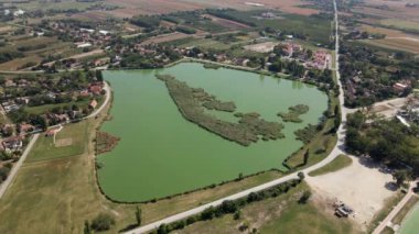 Sırbistan 'ın Subotica kentinde Krvavo Jezero gölünün hava görüntüleri