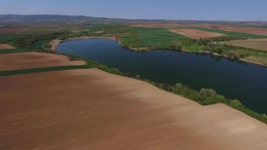 Medjes Gölü 'nün tarımsal arazilerle çevrili nefes kesici görüntüleri.