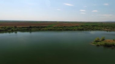 İnsansız hava aracı, ekili tarlalar ve yeşilliklerle çevrili Medjes Gölü 'nü yakalıyor