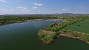 Sırbistan 'daki Medjes Gölü ve çevresinin havadan çekilmiş güzel bir videosu