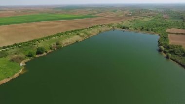 Drone Sırbistan 'daki Medjes gölünün yüzeyine doğru yavaşça alçalıyor