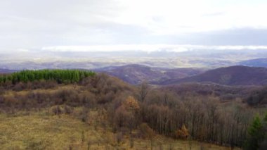 Rudnik dağının ve ormanın üzerindeki bulutları gösteren resimli hava görüntüleri.