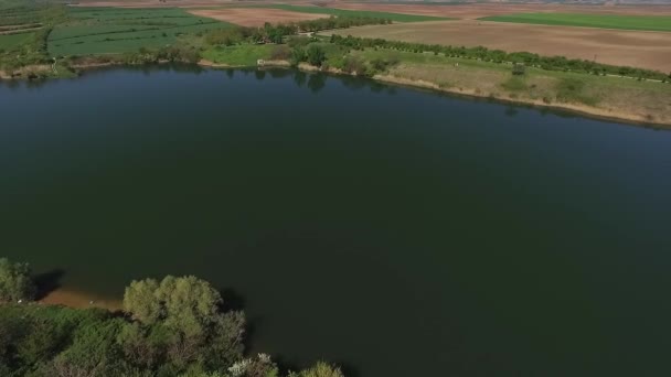 Drone Vliegt Boven Medjes Meer Omgeven Door Landbouwvelden Servië — Stockvideo