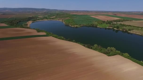 Lélegzetelállító Felvételek Egy Medjes Tóról Mezőgazdasági Földdel Körülvéve — Stock videók