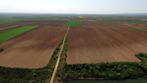Drone Captura Infinita Planície Rural Uma Estrada Que Passa Por — Vídeo de Stock