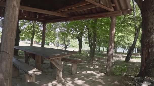 Tavolo Panche Legno Sotto Ombrellone Pic Nic Nel Parco — Video Stock