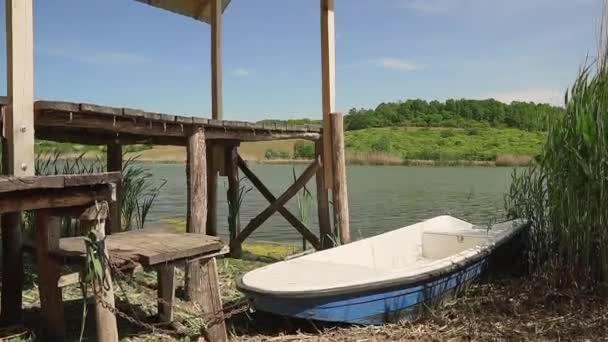 Kleines Blaues Boot Ufer Des Moharac Sees Neben Holzsteg Mit — Stockvideo